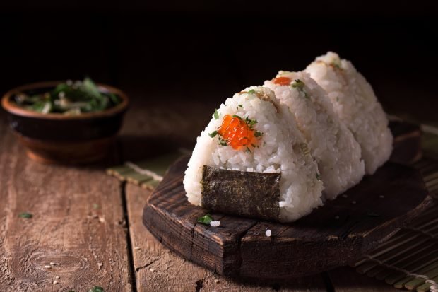 Onigiri z czerwoną rybą