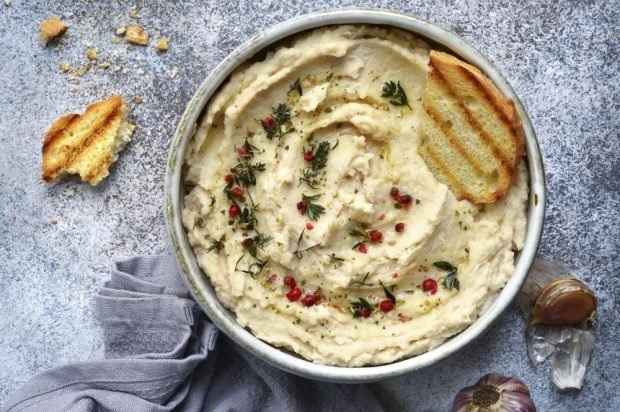 Hummus z białej fasoli z pieczonym czosnkiem – prosty i pyszny przepis na gotowanie krok po kroku