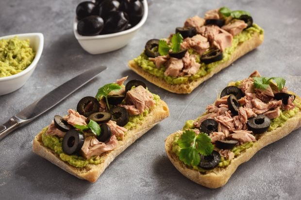 Bruschetta z awokado i tuńczykiem