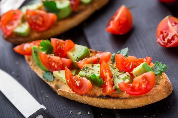 Bruschetta z awokado i pomidorami