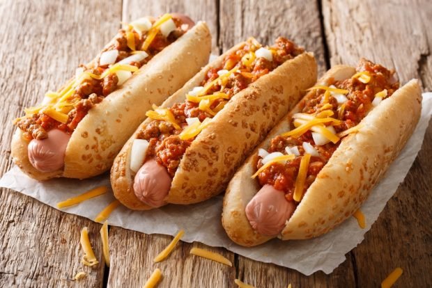 Hot dog z adżiką i cebulą