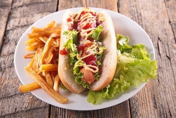 Hot dog z fioletową cebulą i sosem serowym