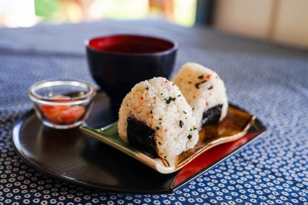 Onigiri z łososiem i serkiem śmietankowym