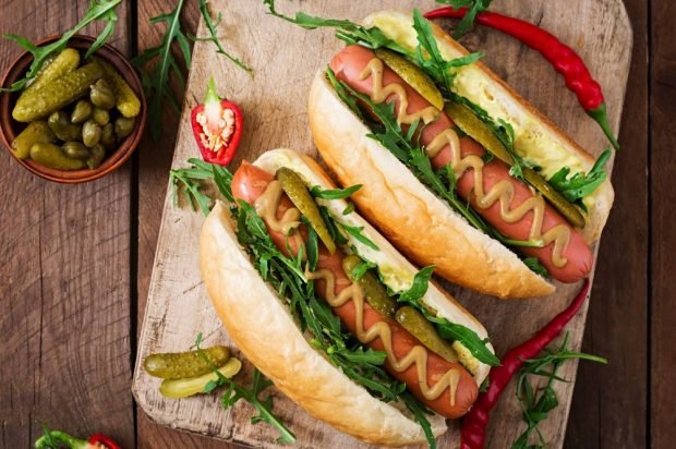 Hot dog z kiełbasą mleczną, rukolą i piklami