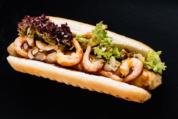 Hot dog z kiełbasą z kurczaka, krewetkami i płatkami migdałowymi