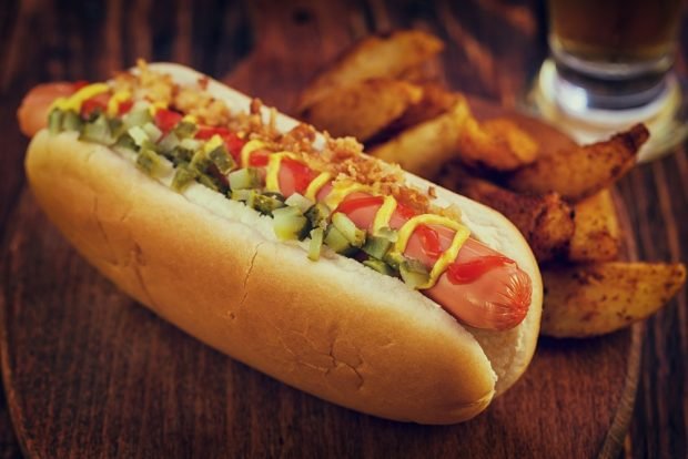 Hot dog z piklami i chrupiącą cebulą-prosty i pyszny przepis na gotowanie krok po kroku