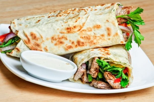 Shawarma ze smażoną wieprzowiną i marynowaną cebulą-prosty i pyszny przepis, jak gotować krok po kroku