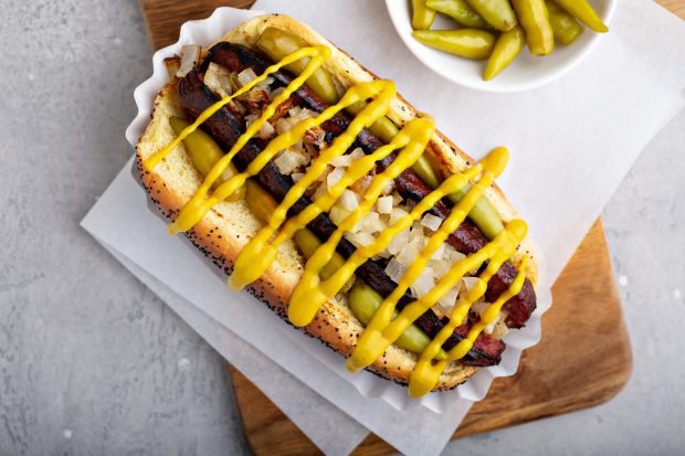 Hot Dog ze smażoną cebulą i marynowanym pieprzem cayenne