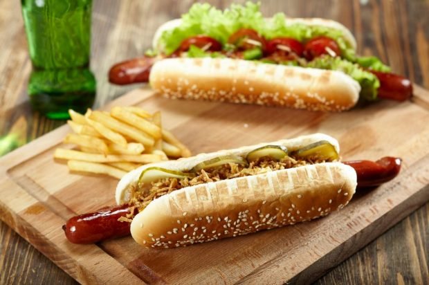 Hot dog z kiełbasą myśliwską, smażoną cebulą i piklami