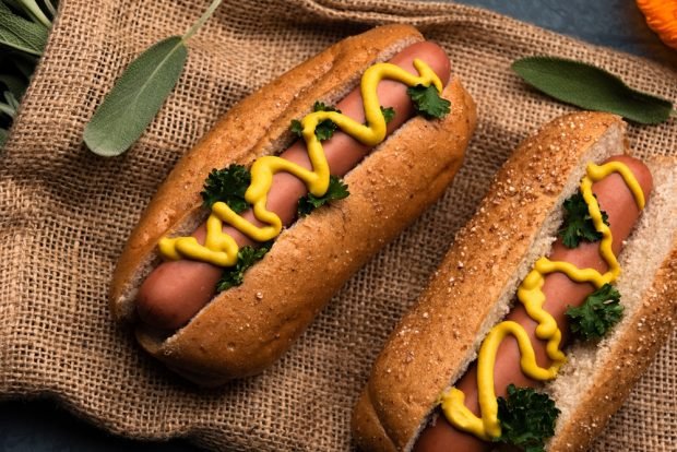 Hot dog z musztardą i ziołami-prosty i pyszny przepis na gotowanie krok po kroku