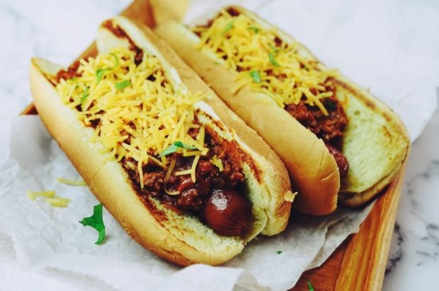 Hot dog z ostrym sosem i serem cheddar-prosty i pyszny przepis na gotowanie krok po kroku