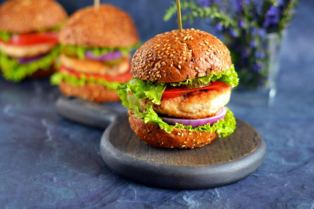 Burger z kurczakiem – chickenburger przepis ze zdjęciami krok po kroku i wideo