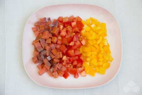 Sałatka z czerwoną rybą, kukurydzą i warzywami: zdjęcie przygotowania przepisu, krok 1