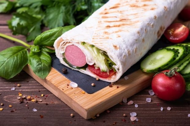 Hot Dog w chlebie pita-prosty i pyszny przepis na gotowanie krok po kroku