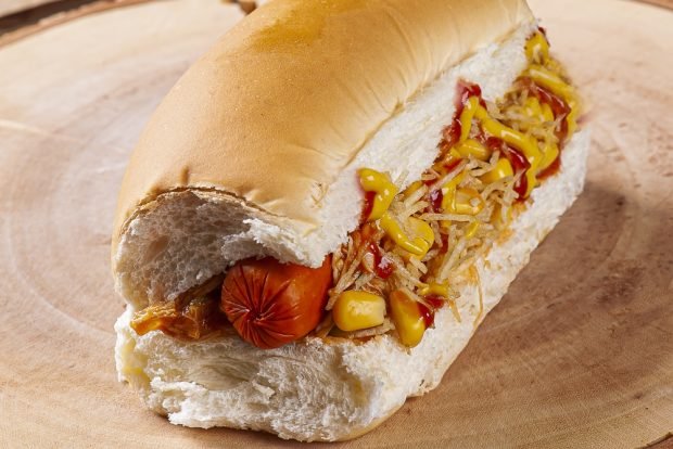 Hot dog z ziemniakami, kukurydzą i musztardą amerykańską – prosty i pyszny przepis na gotowanie krok po kroku