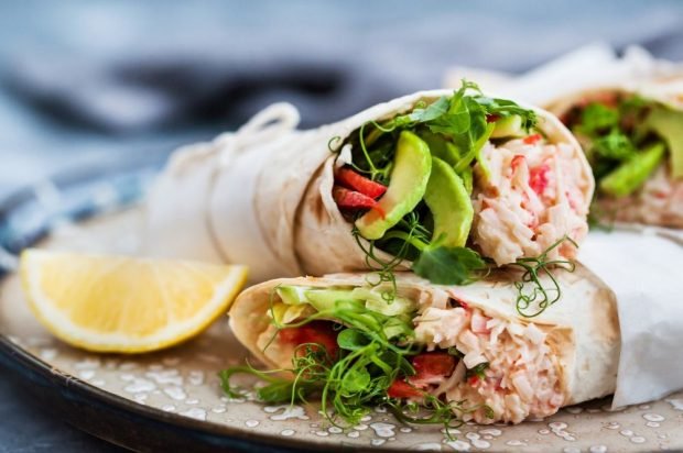 Shawarma z paluszkami krabowymi, ryżem i awokado-prosty i pyszny przepis, jak gotować krok po kroku