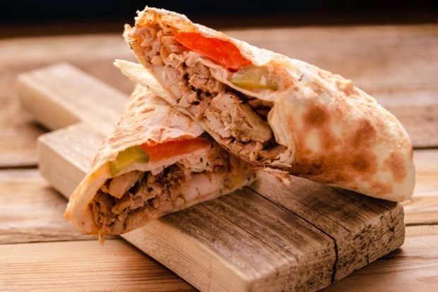 Shawarma z kurczakiem w chlebie pita w domu-prosty i pyszny przepis, jak gotować krok po kroku