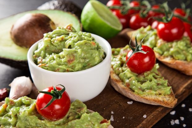 Guacamole z awokado i pomidorami-prosty i pyszny przepis na przygotowanie krok po kroku