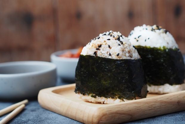 Onigiri z tuńczykiem i ogórkiem