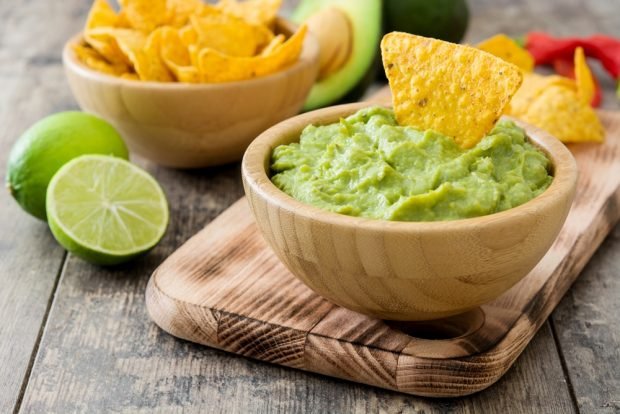 Klasyczny guacamole z awokado i czosnkiem – prosty i pyszny przepis na gotowanie krok po kroku