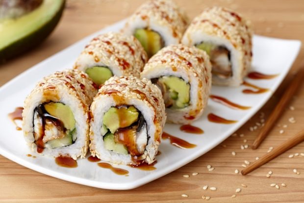 California rolls z węgorzem w sezamie