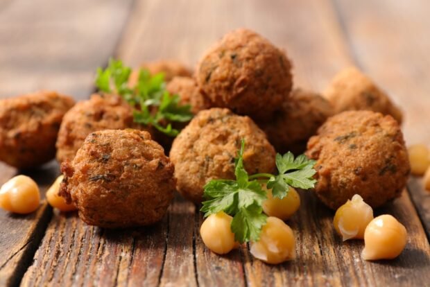 Klasyczny falafel z ciecierzycy-prosty i pyszny przepis na gotowanie krok po kroku