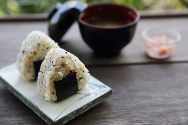 Onigiri z pstrągiem