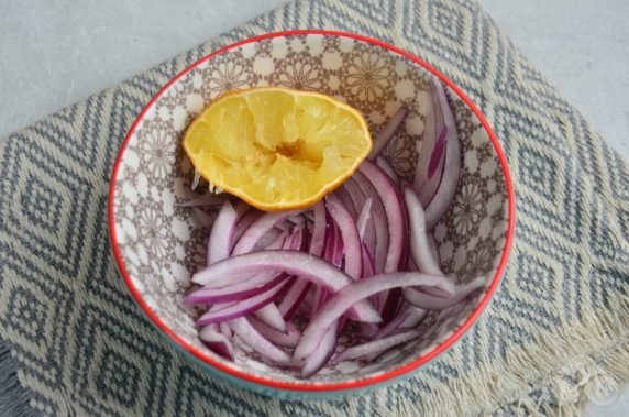 Świeża sałatka z czerwoną rybą, cebulą i kaparami: zdjęcie przygotowania przepisu, krok 2
