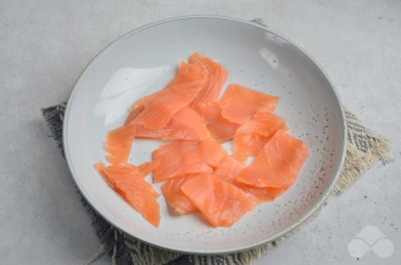 Świeża sałatka z czerwoną rybą, cebulą i kaparami: zdjęcie przygotowania przepisu, krok 1
