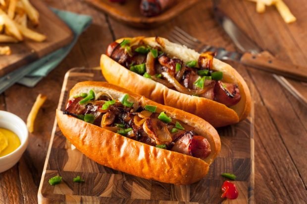 Domowy hot dog z kiełbasą, smażonym boczkiem i musztardą-prosty i pyszny przepis na gotowanie krok po kroku