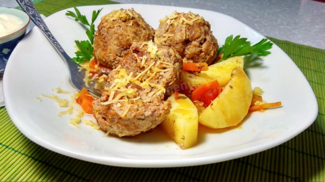 Pulpety z ziemniakami w sosie warzywnym przepis ze zdjęciami krok po kroku i wideo