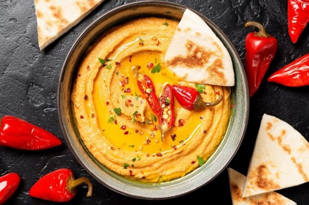 Hummus z tahini i ostrą papryką to prosty i pyszny przepis na przygotowanie krok po kroku