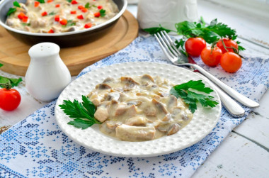 Mięso z grzybami w sosie śmietanowym z patelni przepis ze zdjęciami krok po kroku i wideo