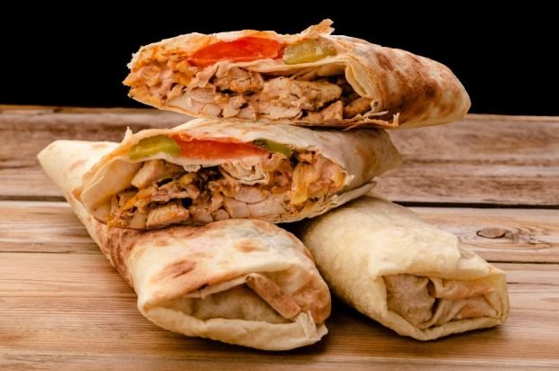 Shawarma z indykiem, serem i piklami