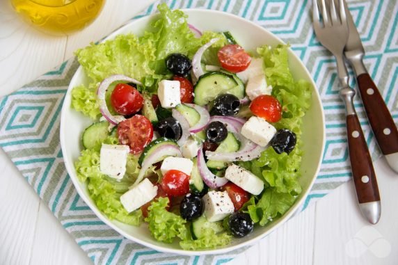 Sałatka grecka z serem, oliwkami i sałatą lodową: zdjęcie przygotowania przepisu, krok 4