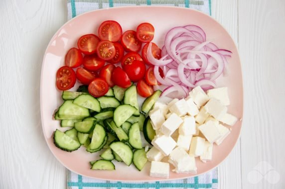 Sałatka grecka z serem, oliwkami i sałatą lodową: zdjęcie przygotowania przepisu, krok 1