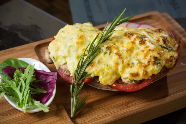 Gorące kanapki w piekarniku z bochenka-prosty i pyszny przepis, jak gotować krok po kroku