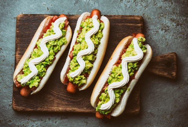 Hot dog z pomidorami i guacamole