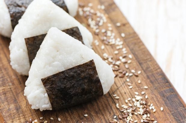 Onigiri z ogórkiem-prosty i pyszny przepis, jak gotować krok po kroku