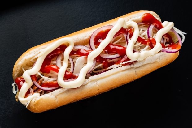 Hot dog z kapustą i cebulą