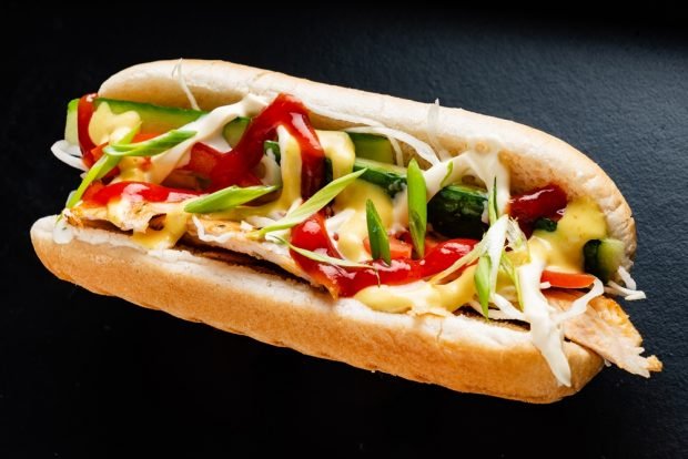 Hot dog z kurczakiem i świeżymi warzywami