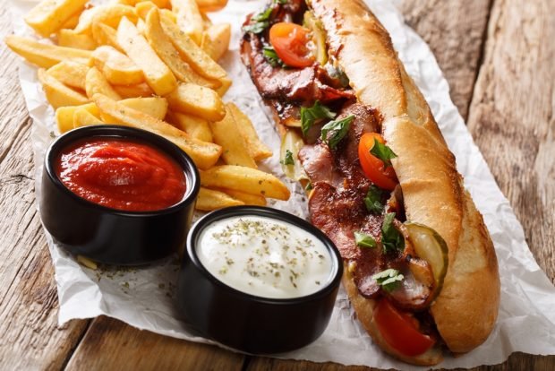 Hot dog z boczkiem i pomidorami koktajlowymi-prosty i pyszny przepis na gotowanie krok po kroku