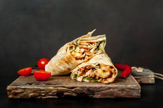 Shawarma z boczkiem, smażonymi ziemniakami i ostrą papryką – prosty i pyszny przepis na gotowanie krok po kroku