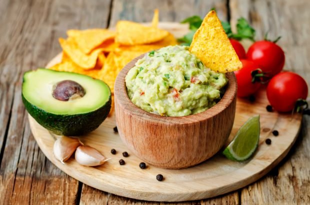 Guacamole z awokado, pomidorami i czosnkiem