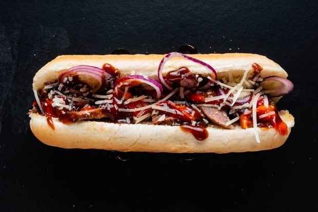 Hot dog z wędzoną kiełbasą i sosem tkemali-prosty i pyszny przepis, jak zrobić krok po kroku