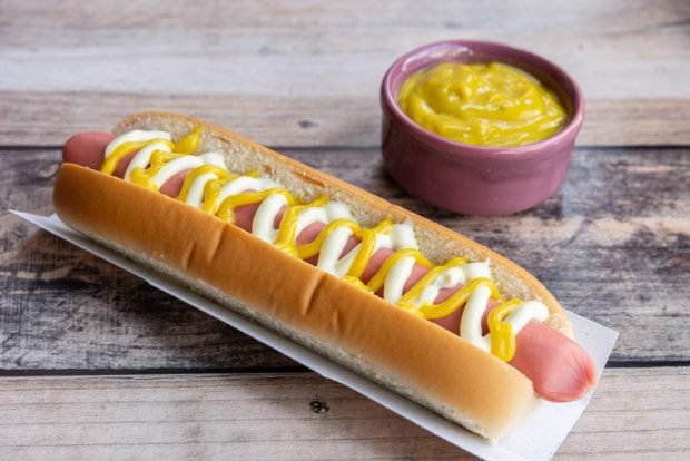 Hot dog z musztardą i majonezem