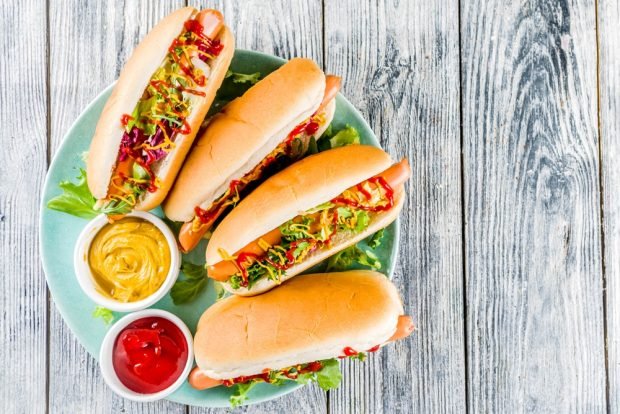 Hot dog z czerwoną kapustą i ziołami-prosty i pyszny przepis na gotowanie krok po kroku