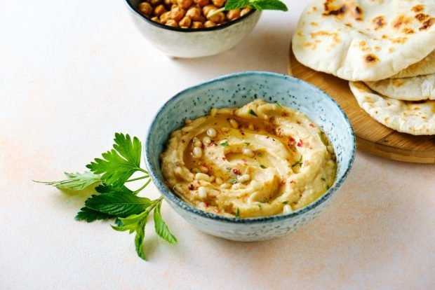 Hummus z orzeszkami piniowymi to prosty i pyszny przepis na gotowanie krok po kroku