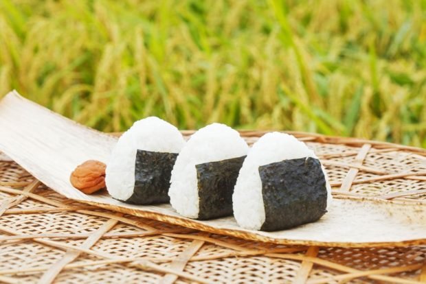 Onigiri z grzybami – prosty i pyszny przepis na gotowanie krok po kroku