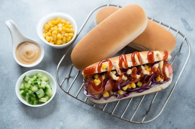 Hot dog z kukurydzą, ogórkami i czerwoną kapustą-prosty i pyszny przepis, jak gotować krok po kroku